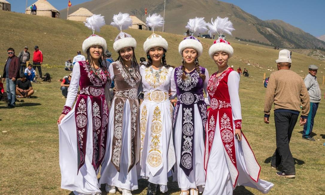 Mulheres posam com trajes típicos do Quirguistão durante os World Nomad Games de 2018, no país da Ásia Central Foto: Tiago Ferraro / Monday Feelings / Divulgação