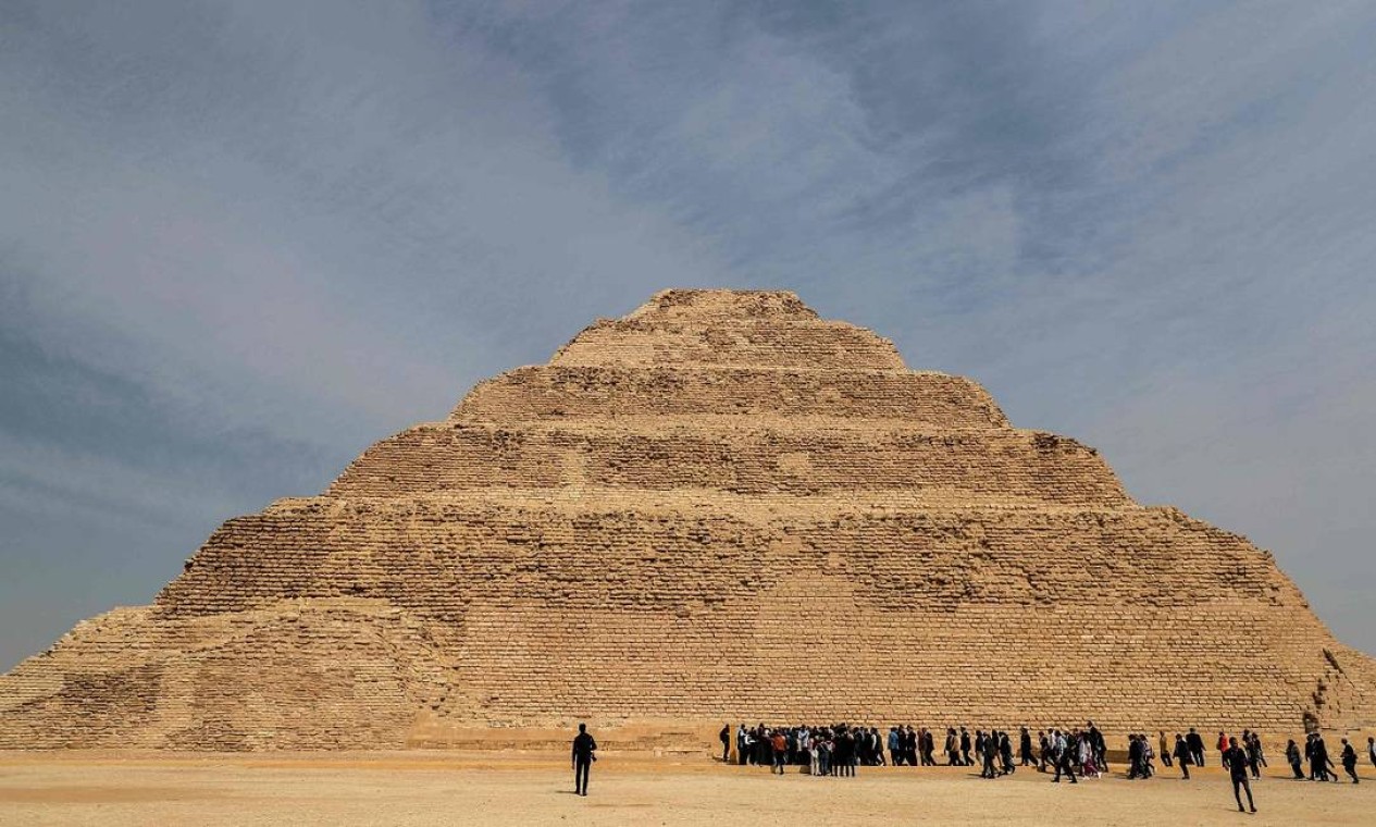 Ao contrário do formato mais famoso, de linhas bem retas, a pirâmide de Djoser foi construída em degraus Foto: Mohamed el-Shahed / AFP
