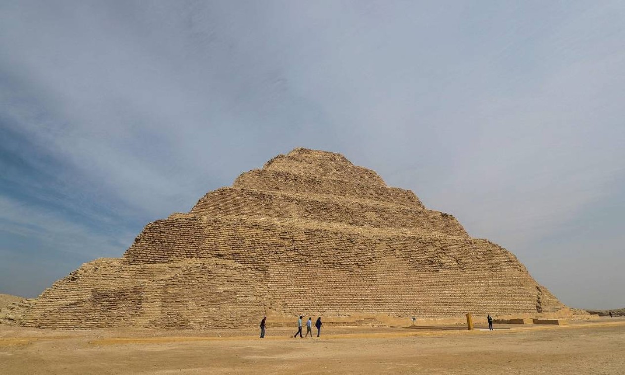 A pirâmide de Djoser foi construída há mais de 4.700 anos na antiga capital egípcia de Memphis, a 20 km ao sul da atual capital, Cairo Foto: Mohamed el-Shahed / AFP