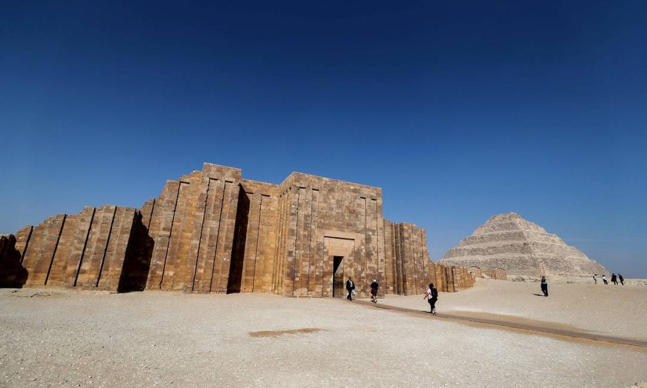 A pirâmide de Djoser (ao fundo) faz parte da necrópole de Saqqara, parte do complexo arqueológico da antiga capital Memphis Foto: Mohamed el-Shahed / AFP