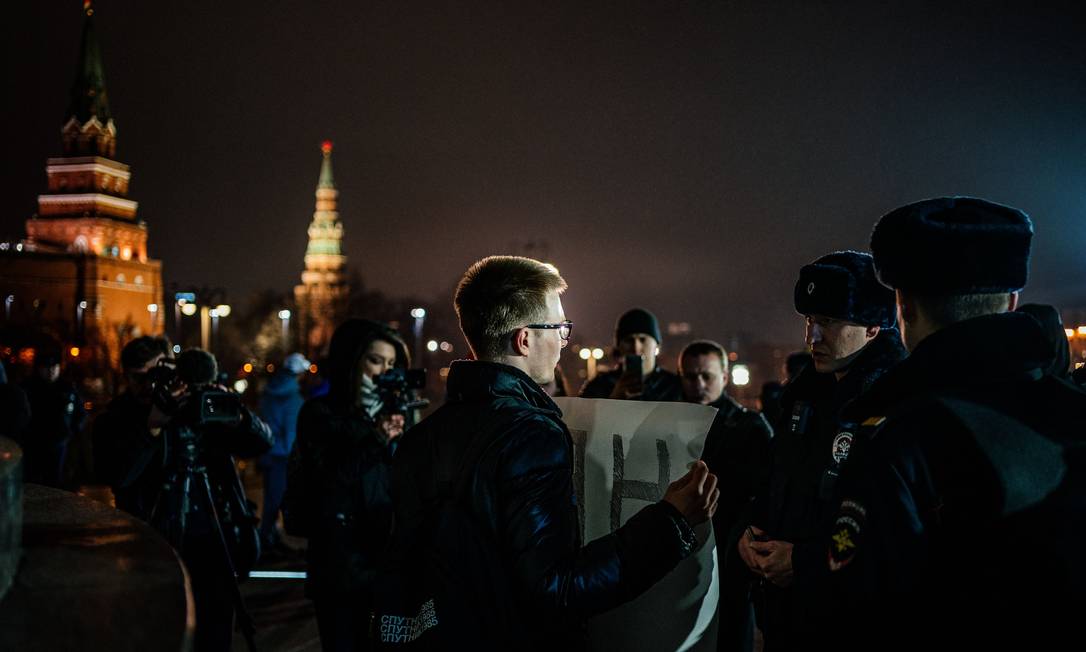 Policiais russos abordam manifestantes contra a medida que permite que Putin se mantenha no poder Foto: DIMITAR DILKOFF / AFP