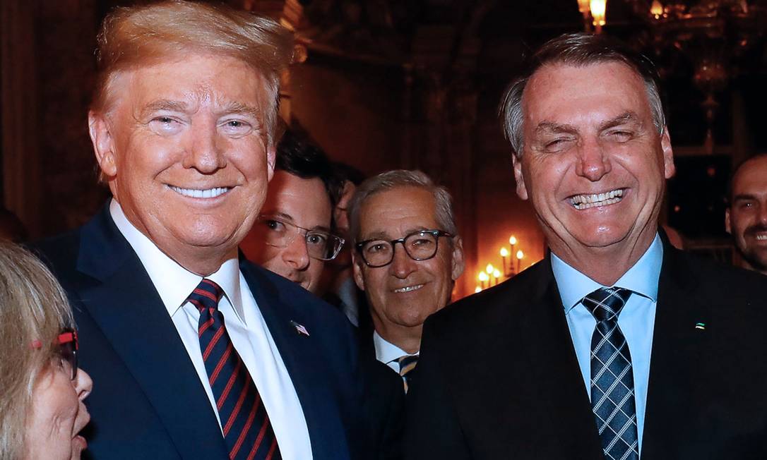 O secretário Fábio Wajngarten entre os presidentes Donald Trump e Jair Bolsonaro nos Estados Unidos Foto: ALAN SANTOS / AFP