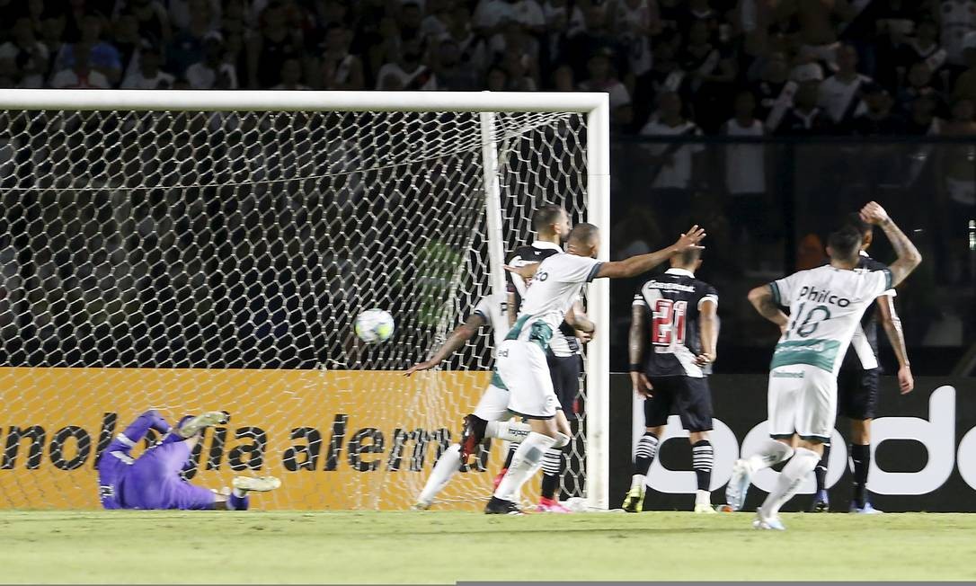 Fernando Miguel fica no chão enquanto jogadores do Goiás comemoram o gol da vitória em São Januário Foto: Guilherme Pinto / Agência O Globo