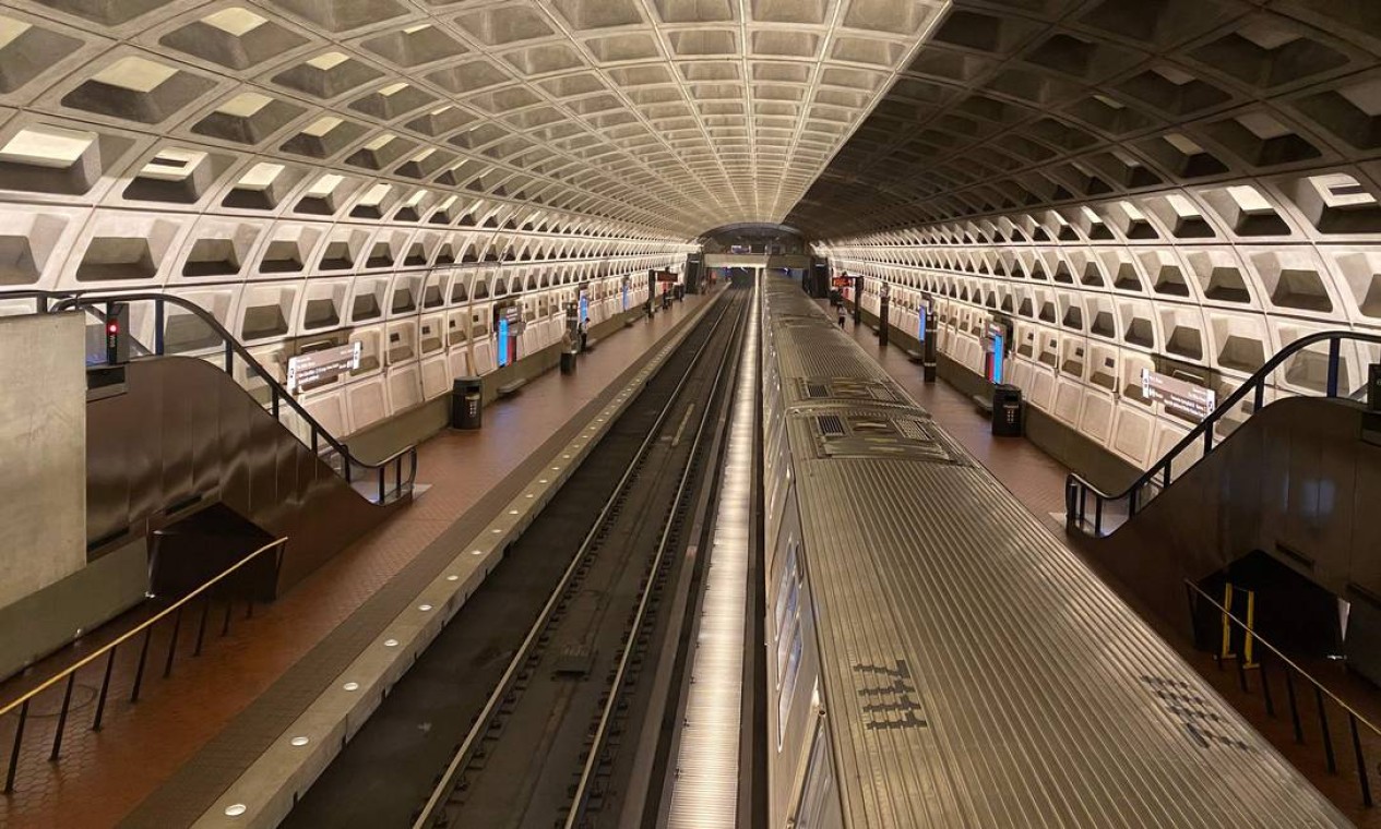 Estação de metrô Faragut West em plena hora do rush em Washington, EUA Foto: Daniel Slim / AFP