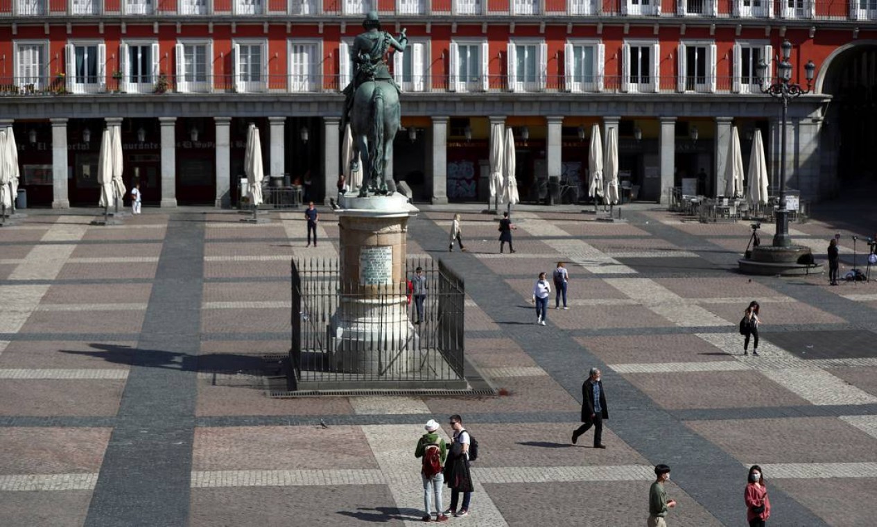 Plaza Mayor, um dos pontos mais movimentados da capital espanhola Madri é fotografada praticamente vazia, devido ao surto de coronavírus na, Espanha Foto: Sergio Perez / Reuters