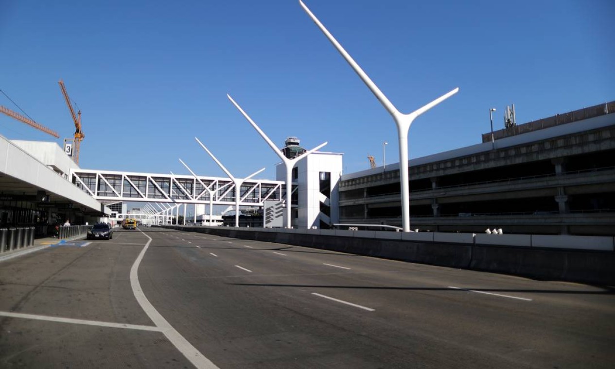 Uma estrada vazia que passa pelos terminais do aeroporto de Los Angeles, Califórnia, EUA Foto: Lucy Nicholson / Reuters