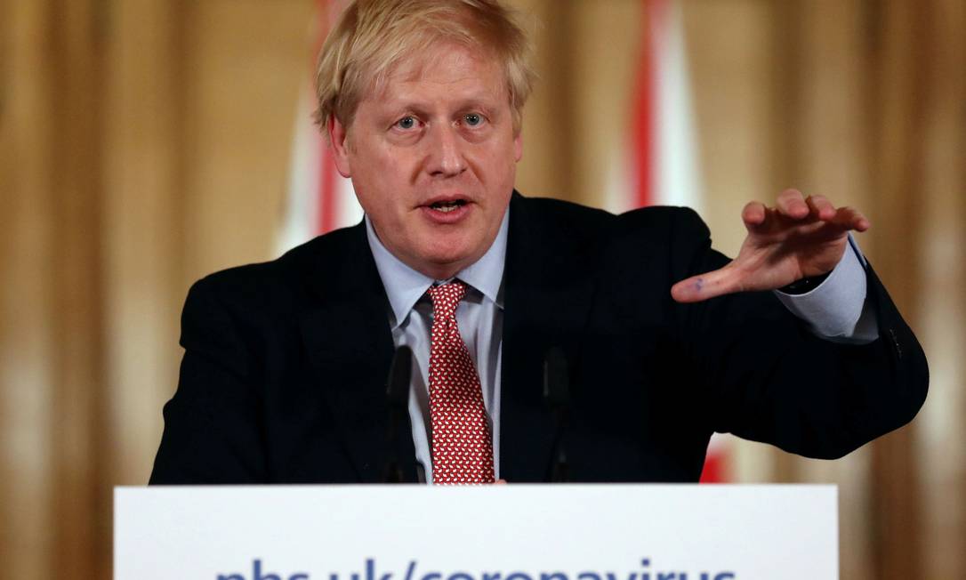Primeiro-ministro inglês, Boris Johnson, durante fala sobre coronavírus no Reino Unido Foto: SIMON DAWSON / AFP