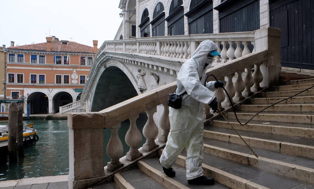 Trabalhador detetiza Ponte Rialto em Veneza no dia 13 de março Foto: MANUEL SILVESTRI / REUTERS