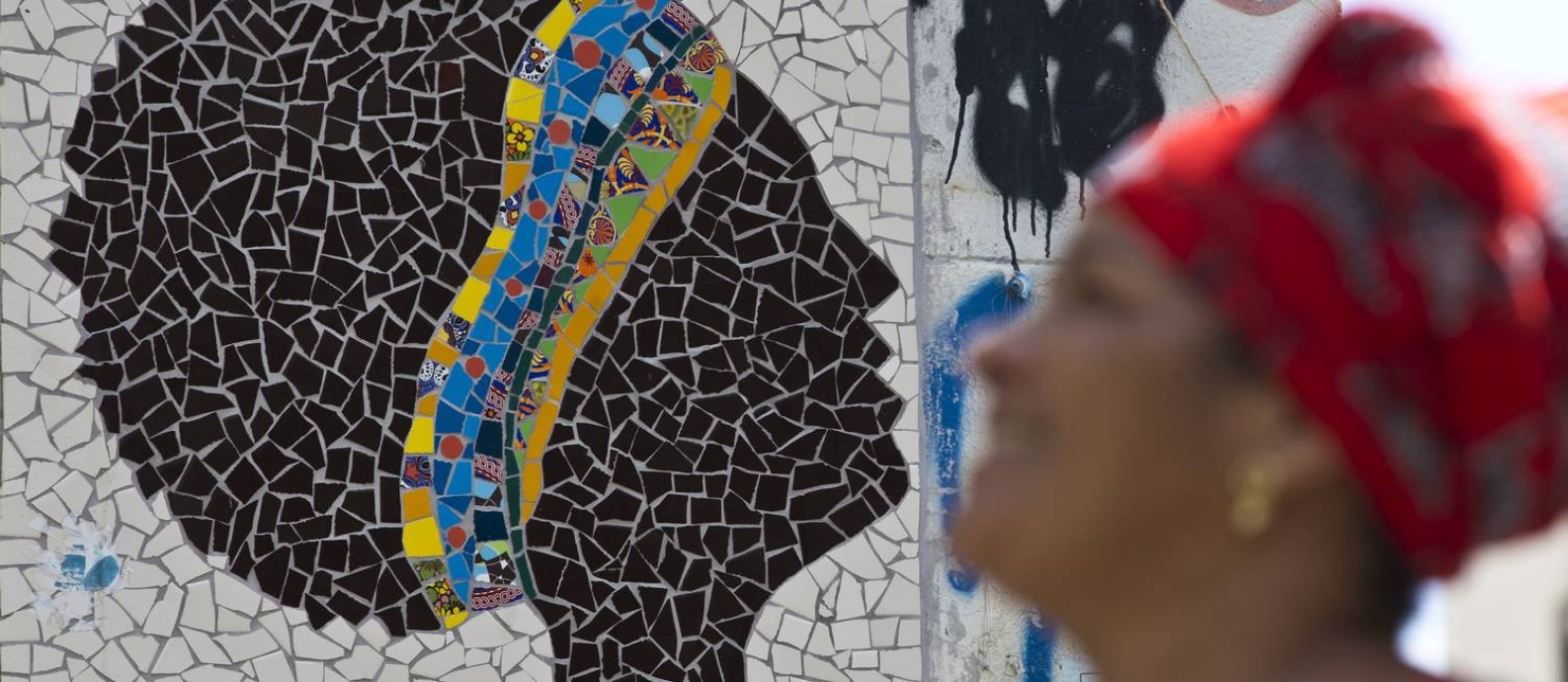 Grafites, pichações e murais com referência a Marielle, como o mosaico na Pedra do Sal, se espalham pela cidade Foto: Márcia Foletto / Agência O Globo