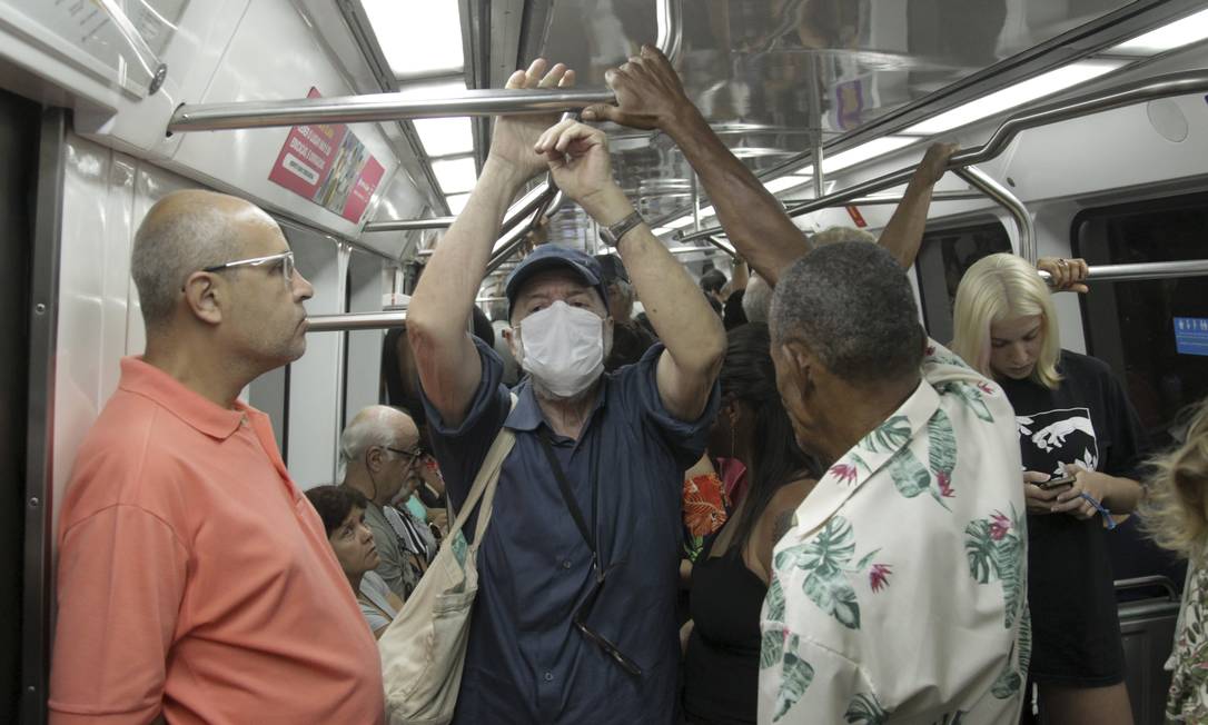 Idoso usa máscara dentro do trêm do Metrô. Foto: Gabriel de Paiva / Agência O Globo