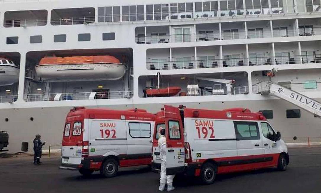 Mais de 600 passageiros e tripulantes estão impedidos de desembarcar de um cruzeiro no Recife Foto: Terceiro / Agência O Globo