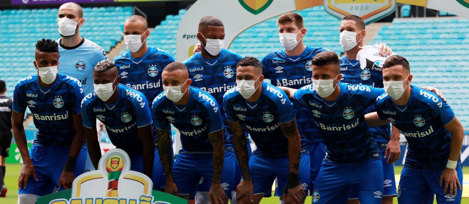 Jogadores do Grêmio posam usando máscaras Foto: DIEGO VARA / REUTERS