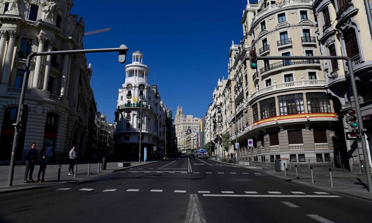 Gran Via, a principal avenida do centro de Madri aparece deserta depois que o governo espanhol Foto: Javier Soriano / AFP