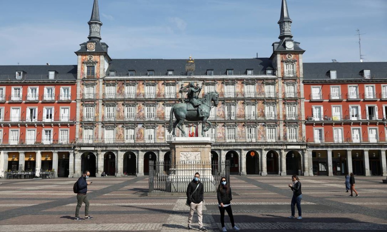 Plaza Mayor, em Madri, um dos principais pontos turísticos da cidade está com o comércio fechado Foto: Sergio Perez / REUTERS
