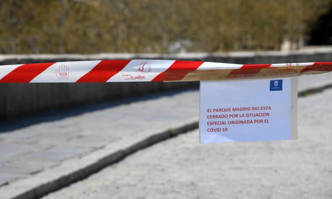 Parque de Madri, às margens do Rio Manzanares, está interditado devido ao surto do novo coronavírus Foto: Oscar del Pozo / AFP