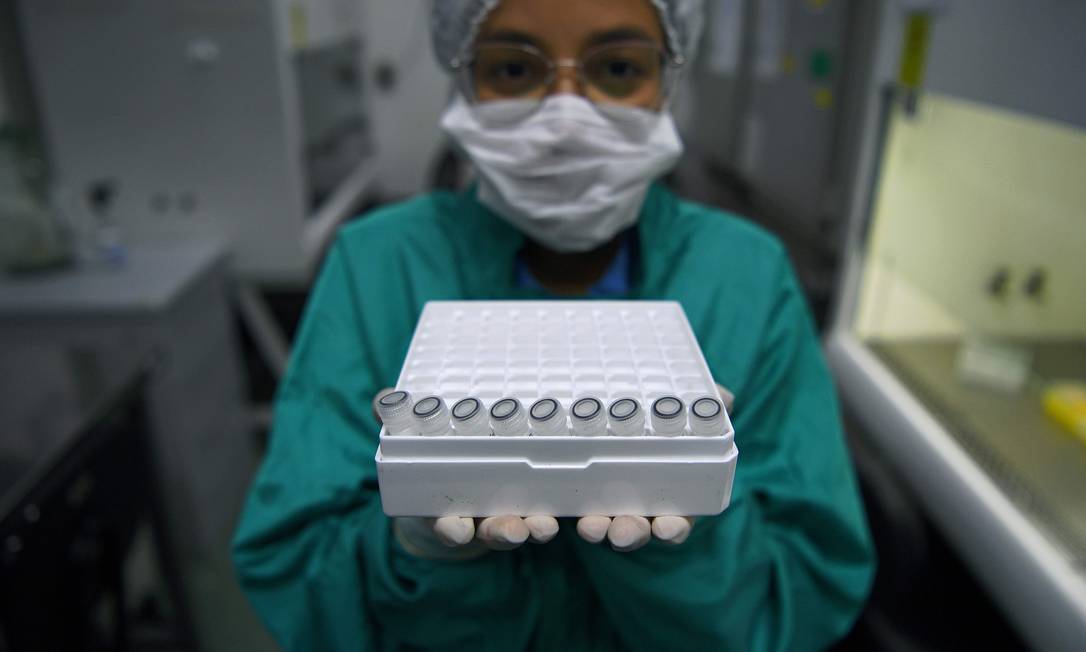 Pesquisadora da Fiocruz com amostras de muco que serão usadas para estudo do Covid-19 Foto: CARL DE SOUZA/AFP
