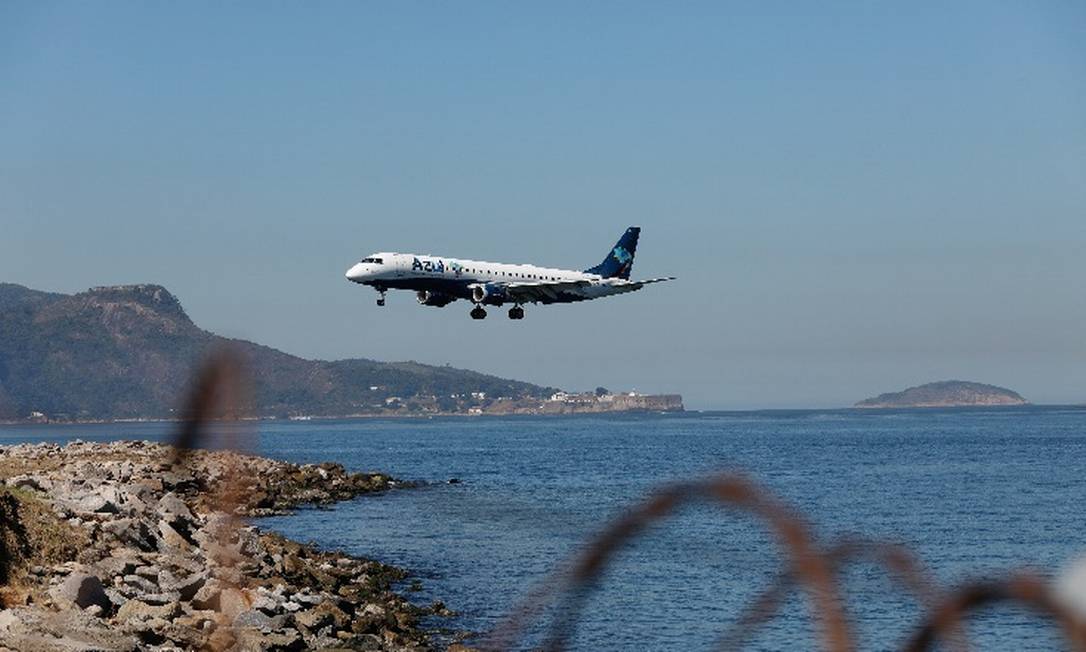 Avião da Azul em processo de aterrissagem no aeroporto Santos Dumont, no Rio Foto: Arquivo