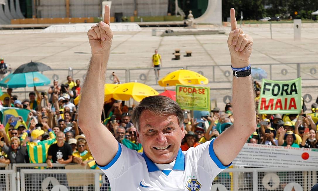 O presidente Jair Bolsonaro cumprimenta apoiadores durante manifestação em Brasília Foto: Sergio Lima/AFP/15/03/2020