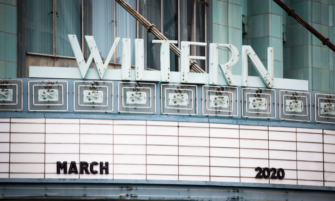 Cinema fechado em Hollywood, na Califórnia, em 13 de março Foto: Rich Fury / AFP