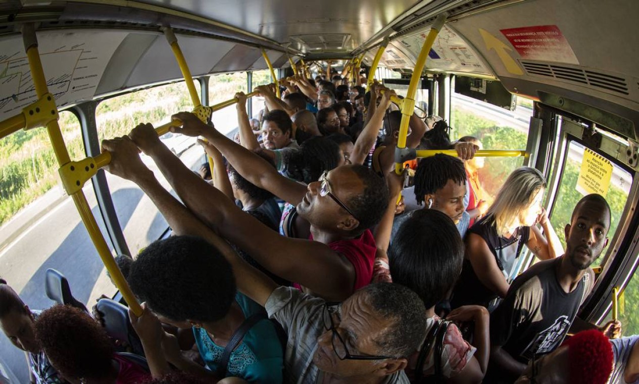 Passageiros se aglomeram em um ônibus do BRT na estação Mato Alto, na manhã de segunda-feira Foto: Hermes de Paula / Agência O Globo - 16/03/2020