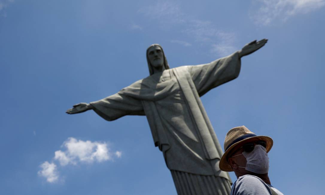 Turista usa máscara protetora durante visita ao Cristo Redentor Foto: RICARDO MORAES / REUTERS