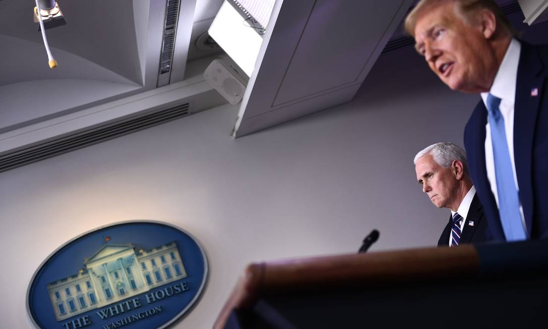Donald Trump, ao lado do vice Mike Pence, anuncia medidas para conter o coronavírus Foto: BRENDAN SMIALOWSKI / AFP