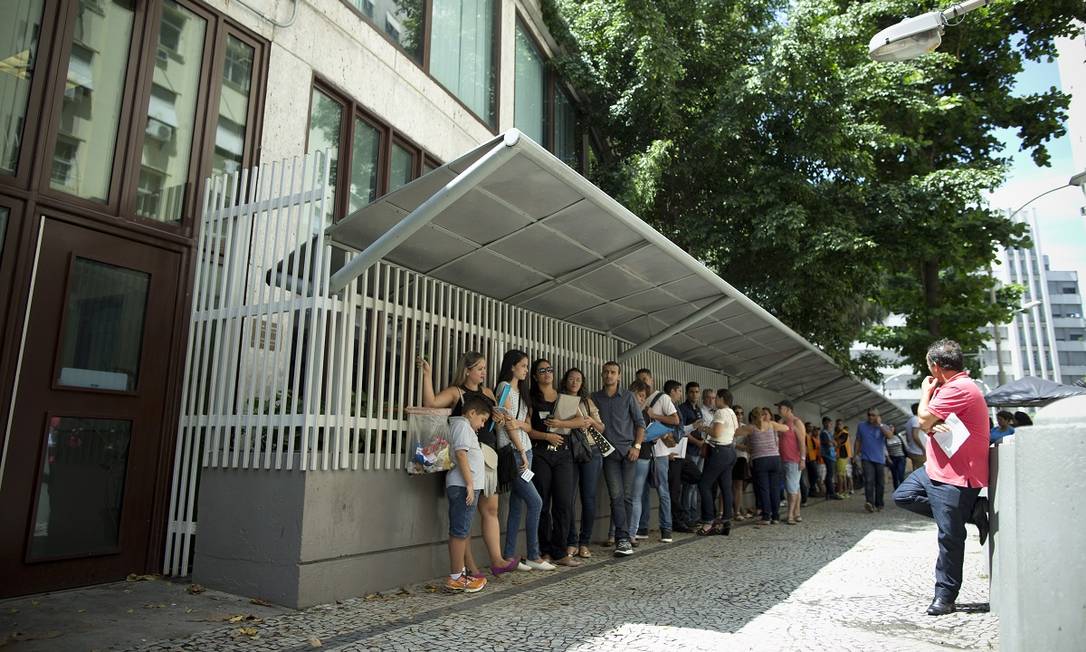 Fila para pedidos de visto na porta do consulado dos Estados Unidos no Rio Foto: Márcia Foletto / Agência O Globo