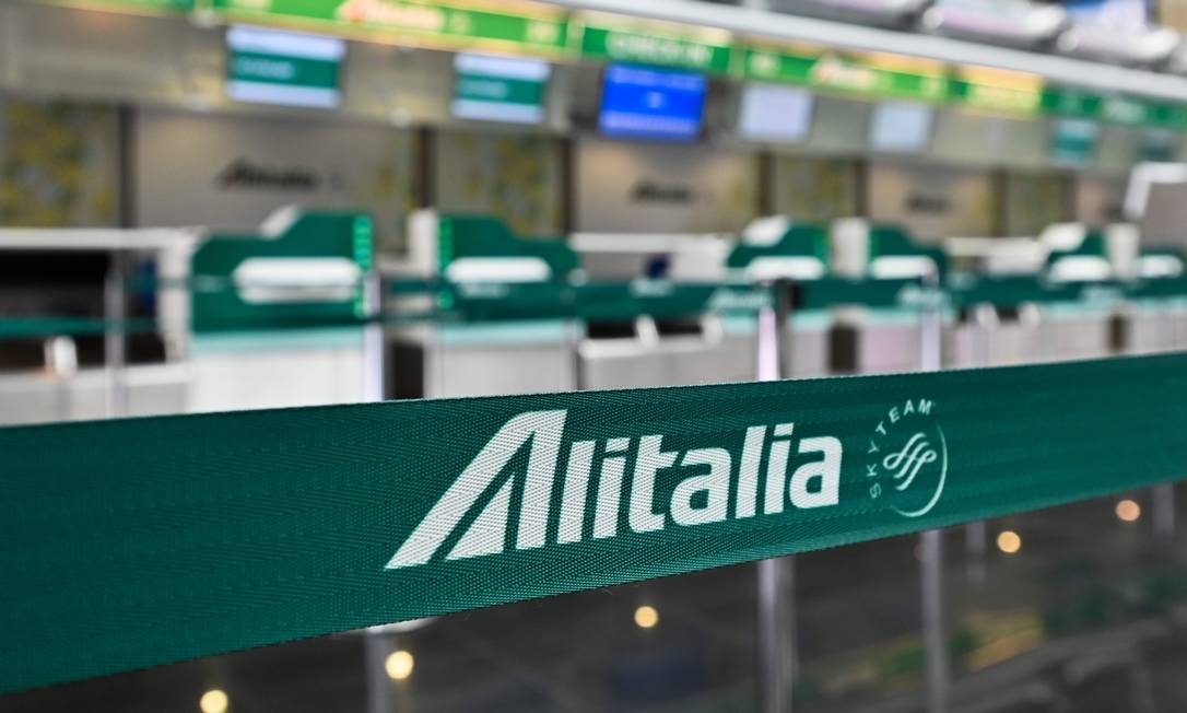 Vista geral dos balcões de check-in da Alitalia no Terminal T1 do aeroporto internacional de Fiumicino, em Roma, completamente desertos Foto: Andreas Solaro / AFP