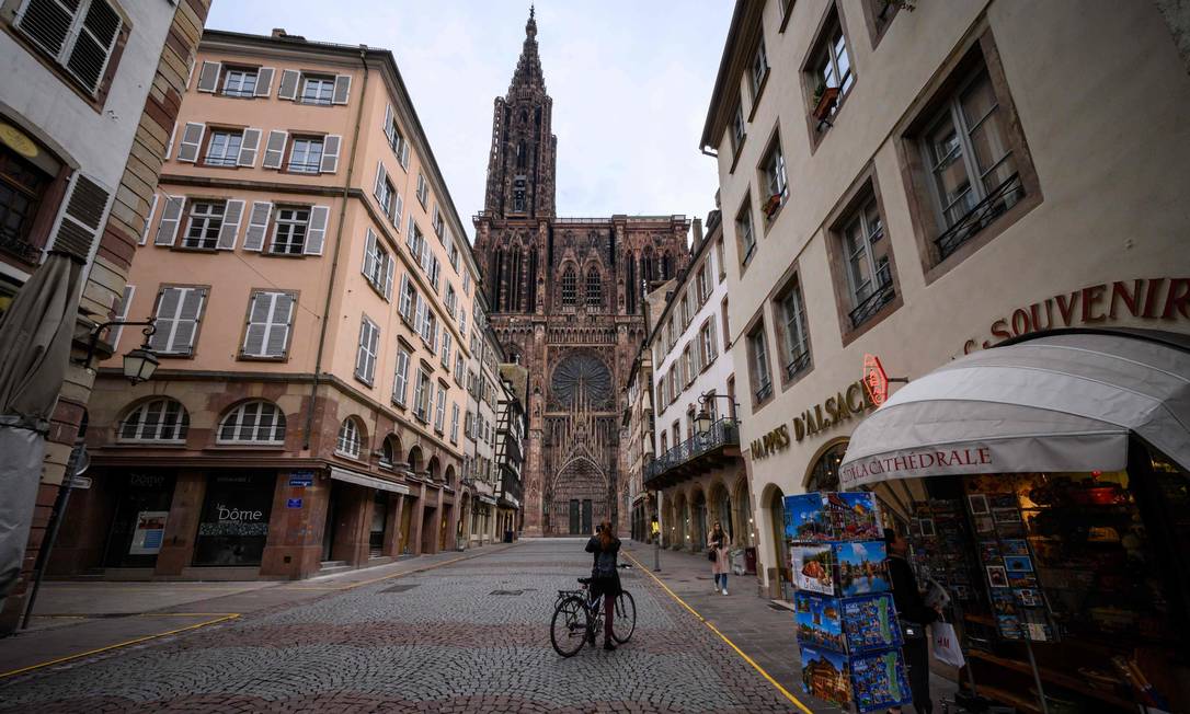 Ruas quase esvaziadas na cidade de Estrasburgo, na França, algumas horas antes do início da quarentena nacional anunciada pelo presidente Emmanuel Macron contra a disseminação da Covid-19 Foto: PATRICK HERTZOG / AFP