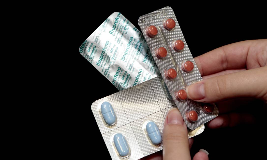 Comprimidos de ibuprofeno, apontados pela OMS como possível agravante para pacientes com coronavírus Foto: Roberto Moreyra / Agência O Globo
