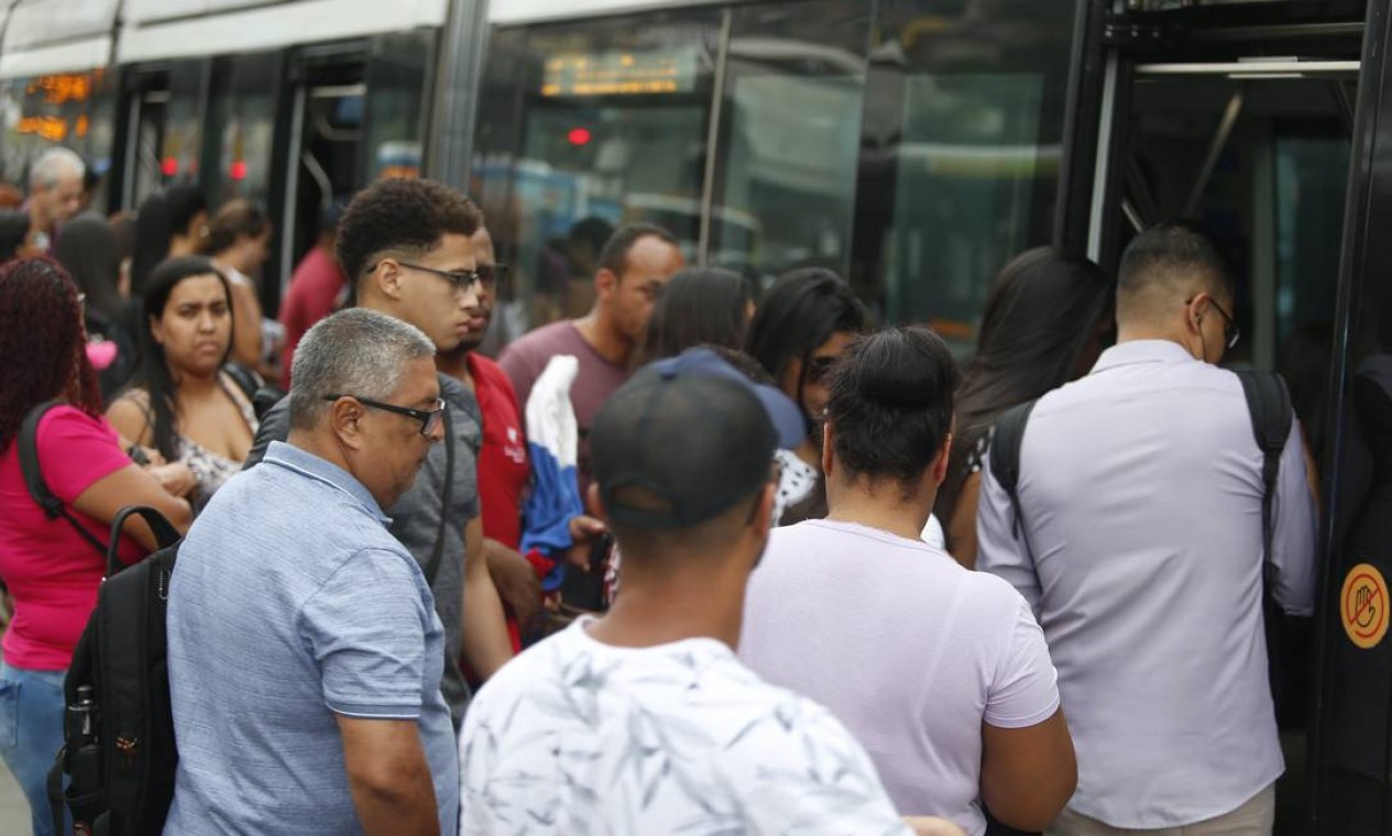 Passageiros continuaram se aglomerando no VLT, no Centro Foto: Fabiano Rocha / Agência O Globo - 17/03/2020