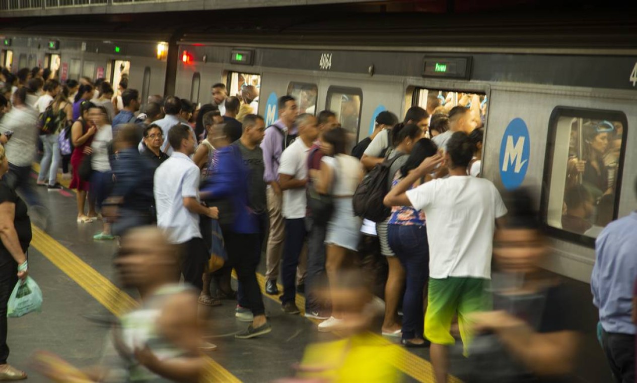 Estação de metrô da Central do Brasil, com grande fluxo de pessoas, mesmo com orientação evitar aglomerações devido ao coronavírus Foto: Gabriel Monteiro / Agência O Globo - 16/03/2020