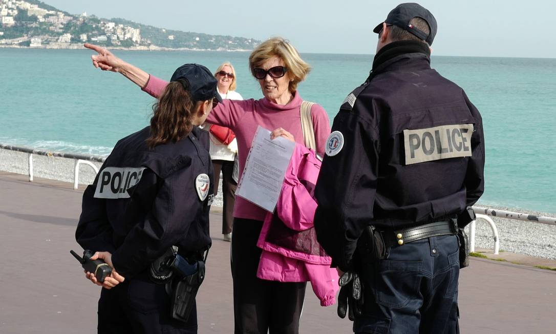 Polícia francesa verifica atestado de mulher em Nice Foto: VALERY HACHE / AFP