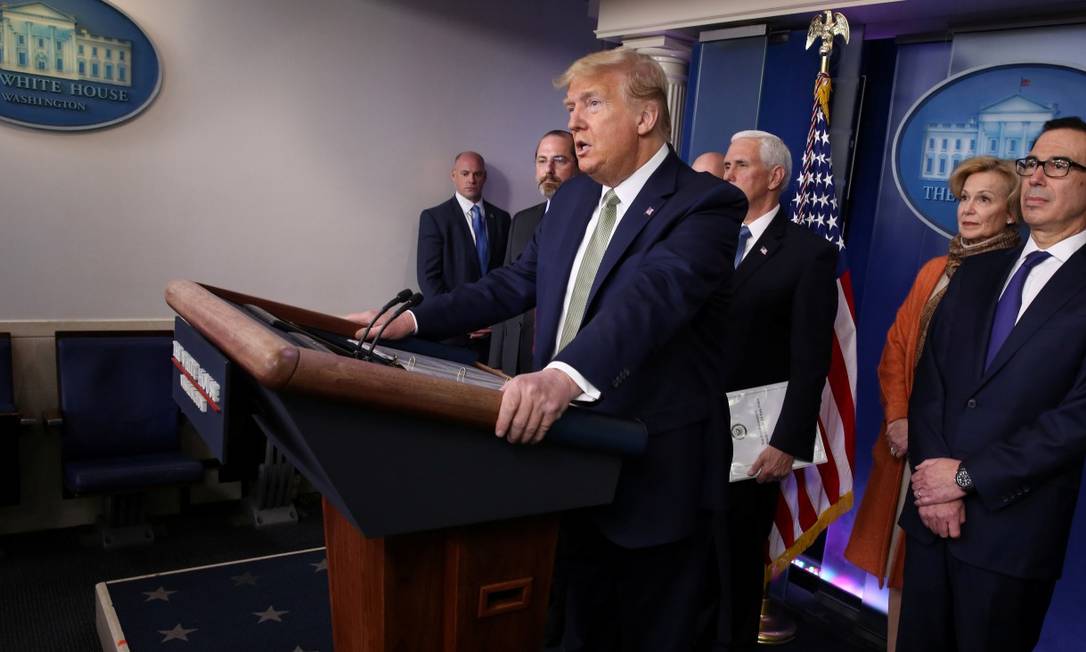 O presidente dos EUA, Donald Trump, está cercado por membros da força-tarefa de coronavírus (COVID-19) durante o briefing diário de coronavírus na Casa Branca em Washington. Foto: JONATHAN ERNST / REUTERS