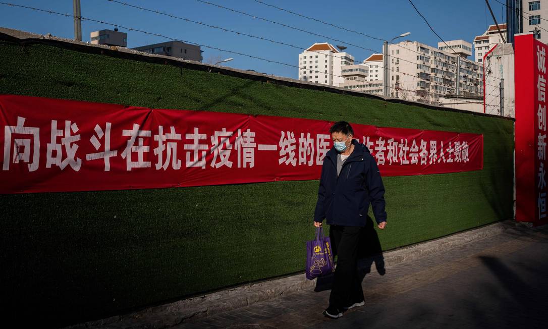 Rua de Pequim durante surto do novo coronavírus Foto: NICOLAS ASFOURI / AFP