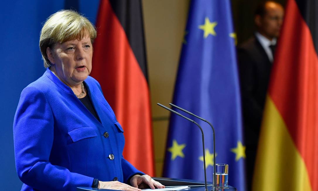 A chanceler alemã, Angela Merkel, anuncia fechamento de fronteiras da UE por 30 dias Foto: JOHN MACDOUGALL / AFP