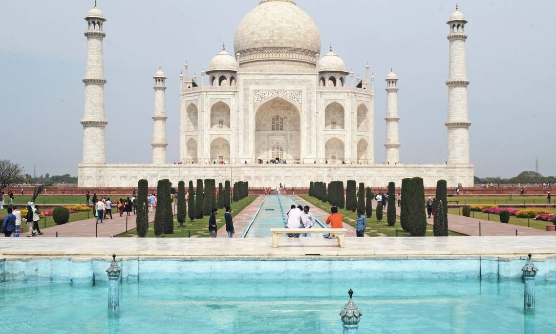 A low number of tourists are seen at Taj Mahal amid concerns over the spread of the COVID-19 novel coronavirus, in Agra on March 16, 2020. (Photo by Pawan Sharma / AFP) Foto: PAWAN SHARMA / AFP