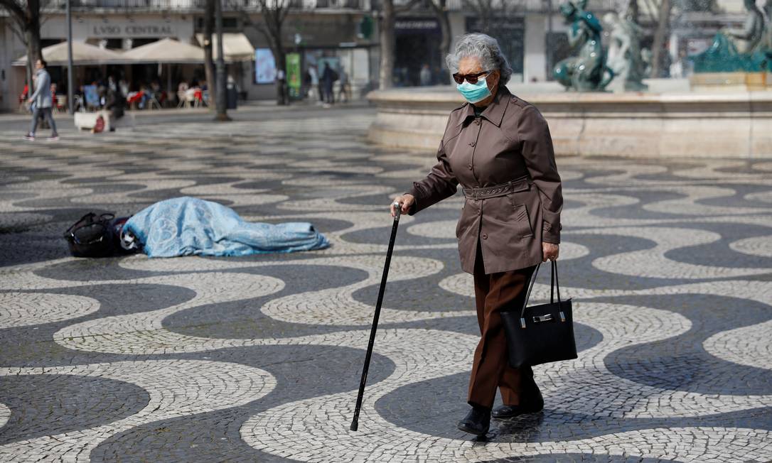 Idosa usa máscara protetora na praça Rossio, no centro de Lisboa, Portugal. Foto: RAFAEL MARCHANTE / REUTERS