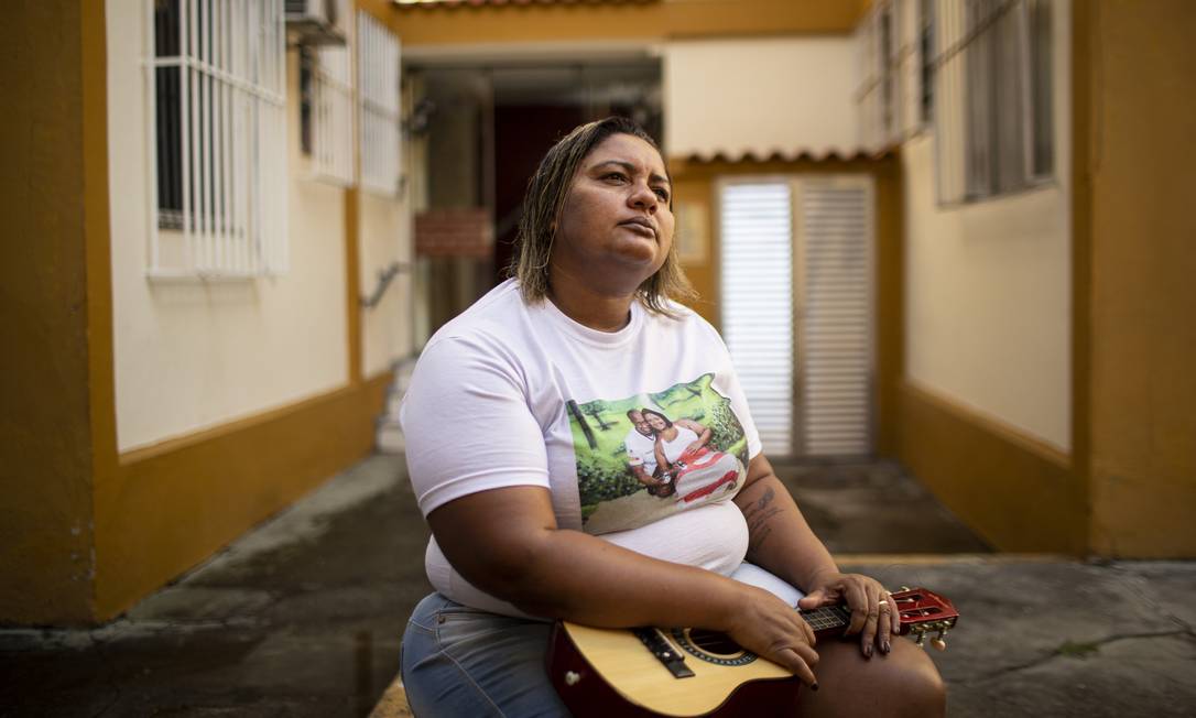 Luciana perdeu um dos empregos e ainda espera por uma pensão do Estado Foto: Hermes de Paula / Agência O Globo