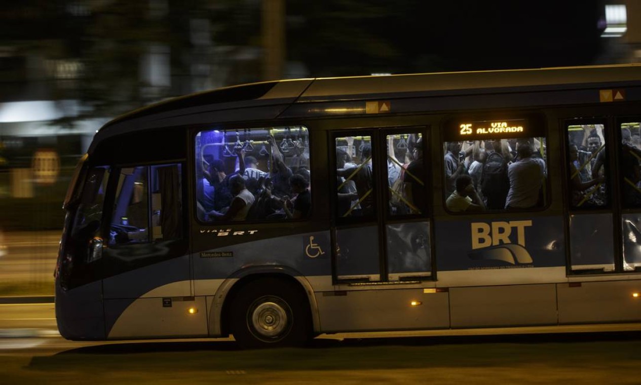 Decreto municipal determina que ônibus transite apenas com passageiros sentados Foto: Alexandre Cassiano / Agência O Globo - 17/03/2020