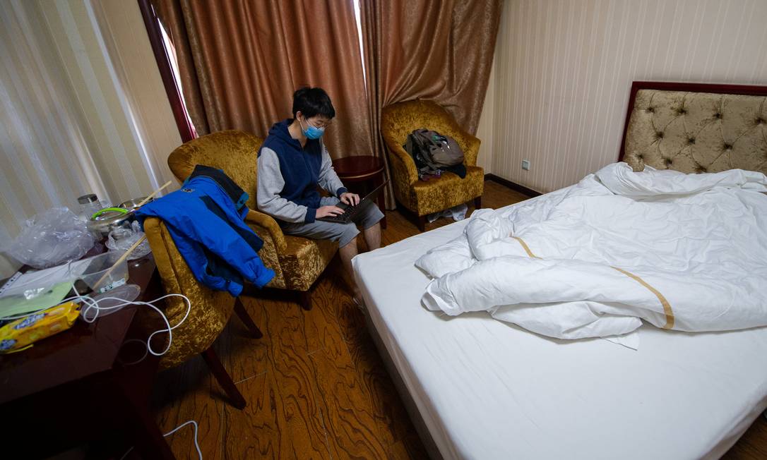 Intercambista estuda pelo notebook durante quarentena contra o novo coronavírus na cidade de Taiyuan, na China, em foto da última terça-feira (17) Foto: STRINGER / REUTERS