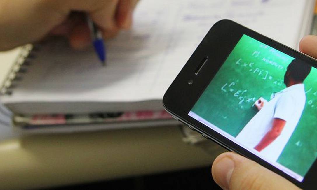 Aluno estuda de olho na tela do celular na modalidade de ensino a distância Foto: Agência Brasil 