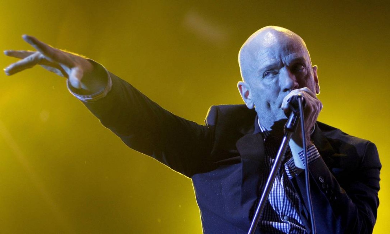 Michael Stipe canta 'It’s the end of the world as we know it' em vídeo
