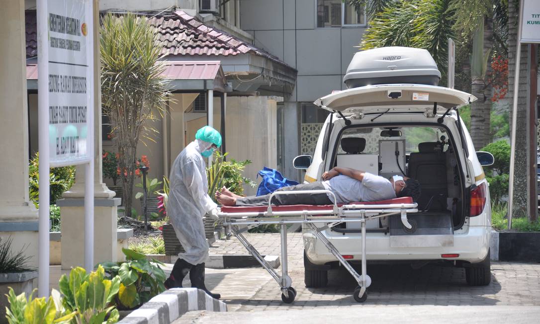 Paciente suspeito de Covid-19 é carregado em maca por médico com materiais de proteção individual no hospital Adam Malik Hajj, em Medan, Indonésia Foto: ANTARA FOTO / REUTERS
