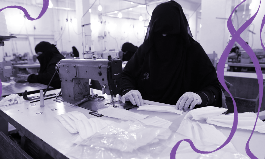 Em uma fábrica na capital do Iêmen, Sanaa, mulheres produzem máscaras médicas Foto: AFP
