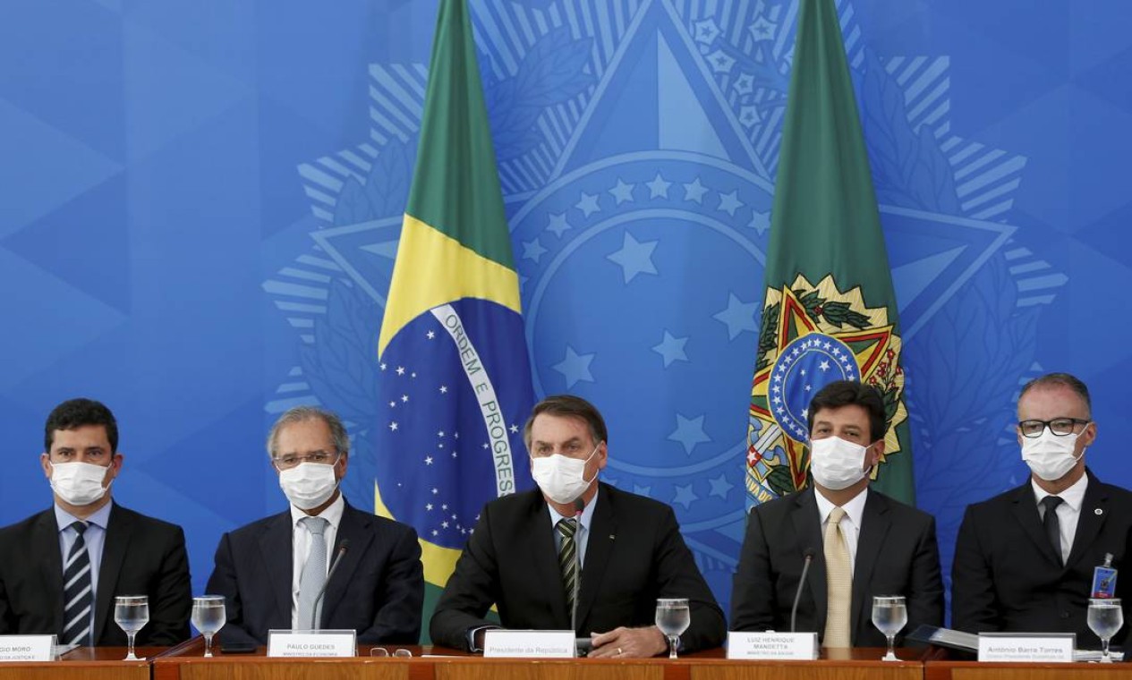 Usando máscaras de proteção, o presidente Jair Bolsonaro e ministros anunciaram novas medidas do governo para combater a pandemia da Covid-19 Foto: Pablo Jacob / Agência O Globo