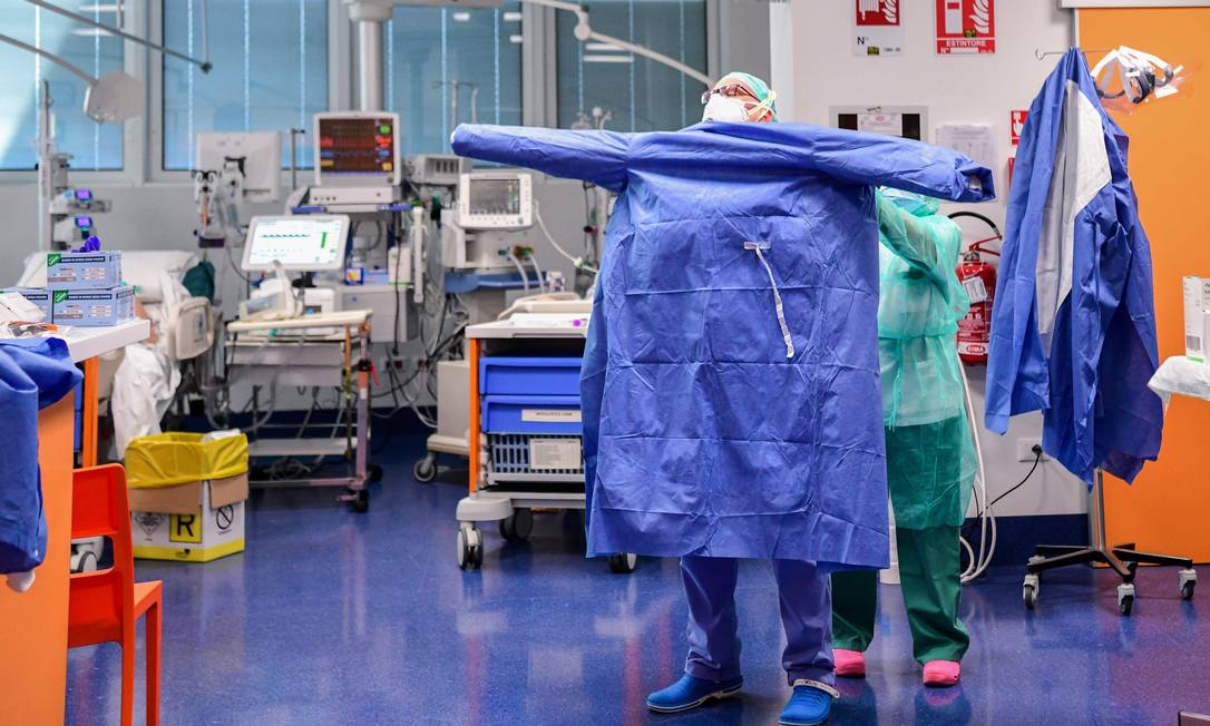 Federação Brasileira de Hospitais Privados denuncia aumento de insumos básicos para a proteção de profissionais de saúde Foto: PIERO CRUCIATTI / AFP