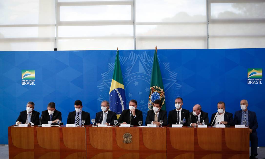 Presidente e ministros usando máscaras Foto: Pablo Jacob / Agência O Globo