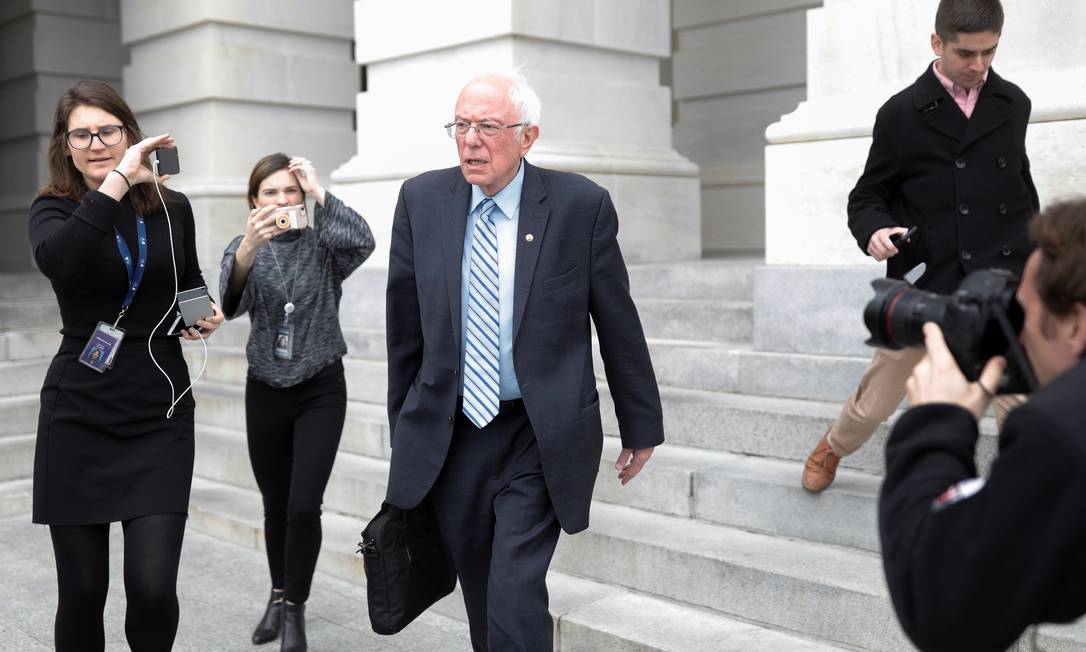 Pré-candidato democrata à Presidência, o senador Bernie Sanders deixa o Congresso depois de uma votação de pacote para o coronavírus Foto: TOM BRENNER / REUTERS