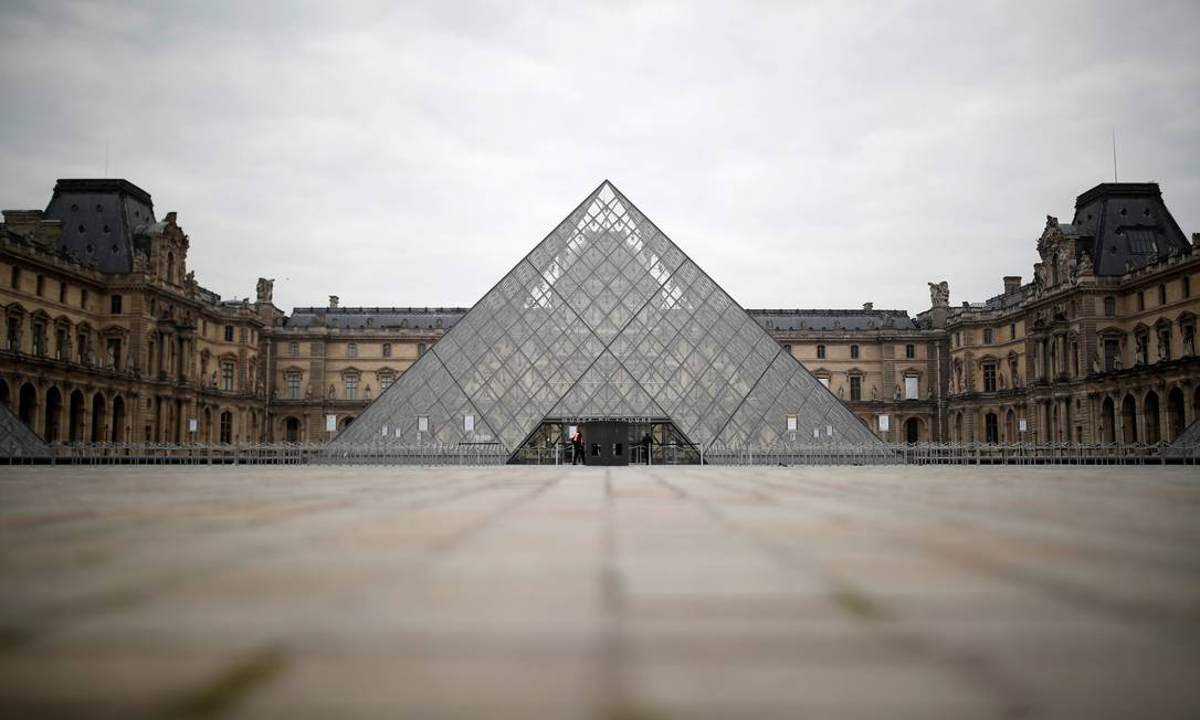 A view shows the deserted area in front of the glass Pyramid of the Louvre museum in Paris as a lockdown is imposed to slow the rate of the coronavirus disease (COVID-19) in France, March 18, 2020. REUTERS/Christian Hartmann Foto: CHRISTIAN HARTMANN / REUTERS
